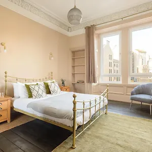 spacious-2br-leith-apartment.edinburghhotelsuk.org/